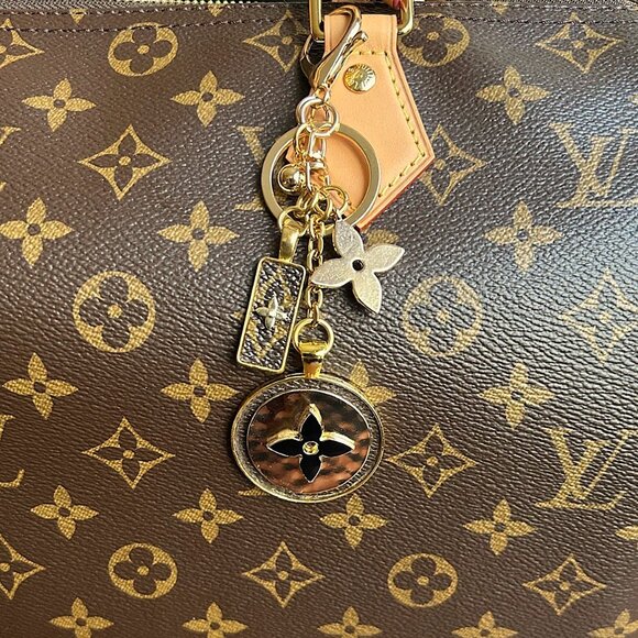 RUSTIC CLOVER Bag Charm Black and Gold Tone - Picture 5 of 9